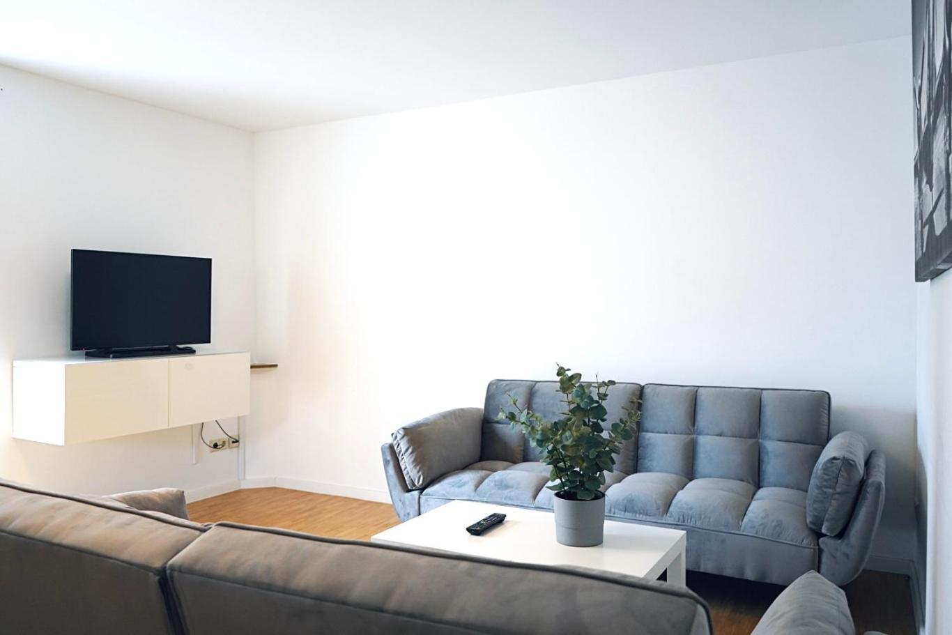 Stilvolles Apartment In Stadtnaehe-Parkplatz- 4 Personen- Balkon Wolfsburg Exterior photo