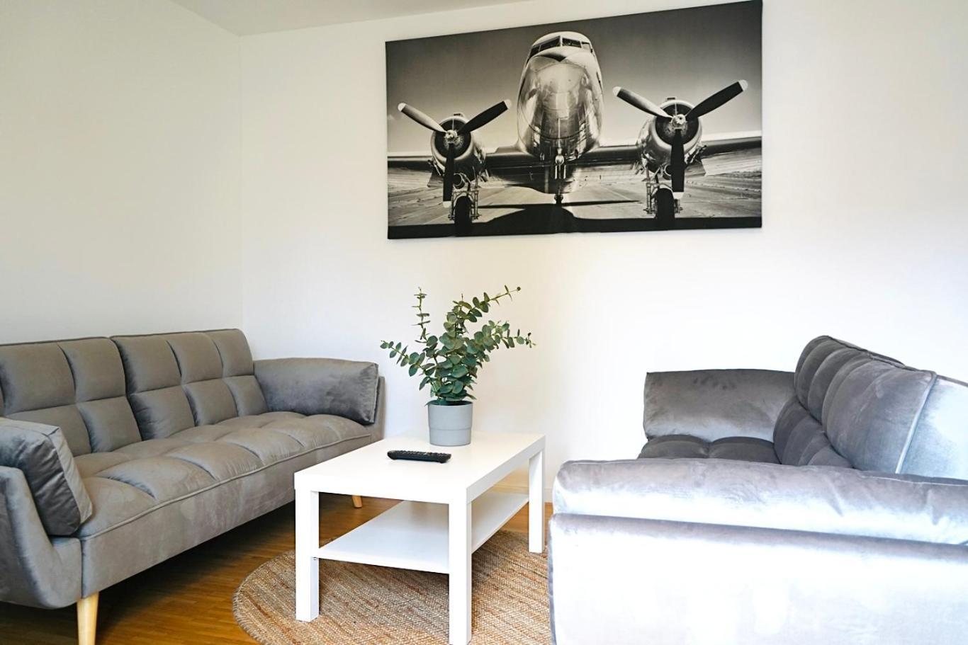 Stilvolles Apartment In Stadtnaehe-Parkplatz- 4 Personen- Balkon Wolfsburg Exterior photo